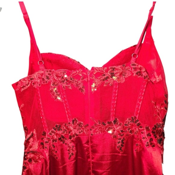 Elegant Red Evening Gown - Picture 5 of 5